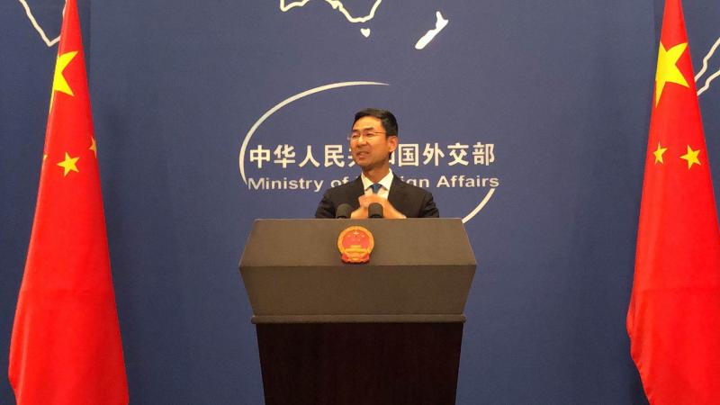 会上,耿爽宣布,他将不再担任外交部新闻司副司长,发言人.