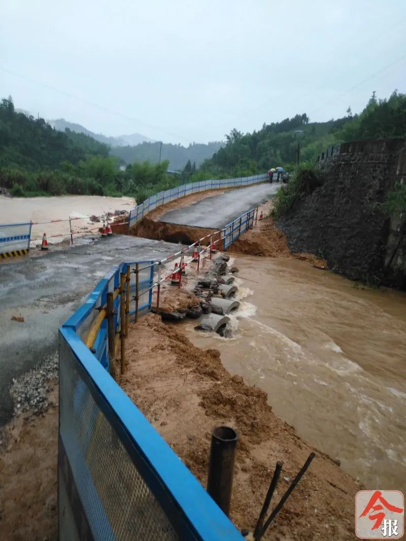 洪水冲毁道路!150多名柳州游客被困金秀一景区