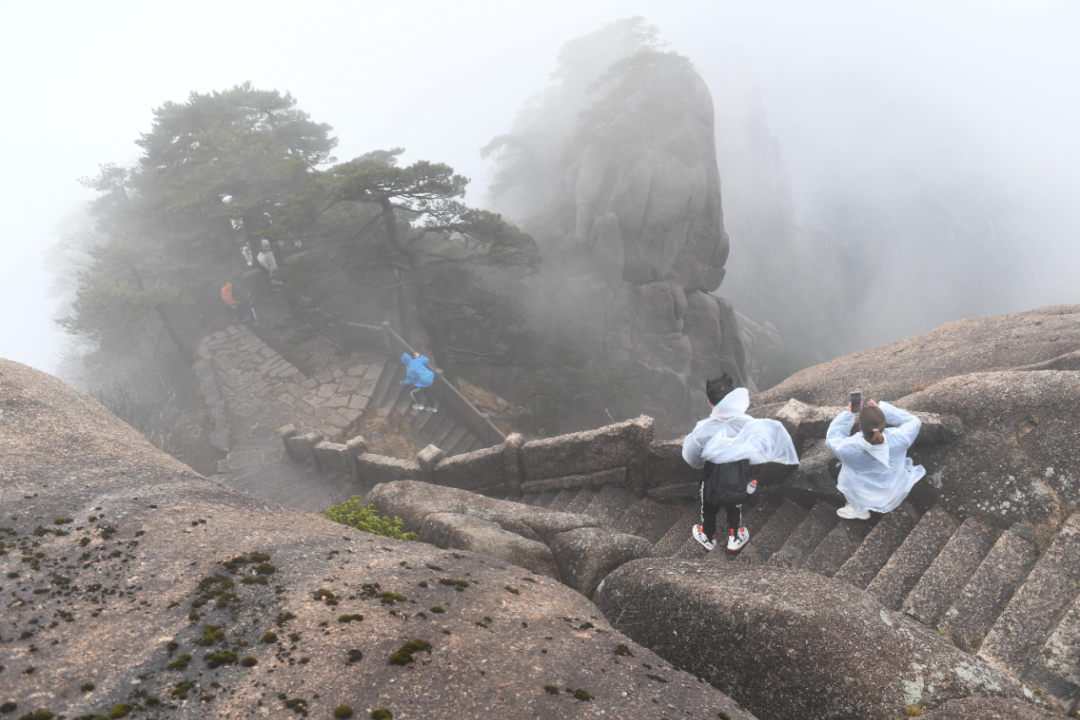 (游客在黄山莲花峰游玩.新华社照片)
