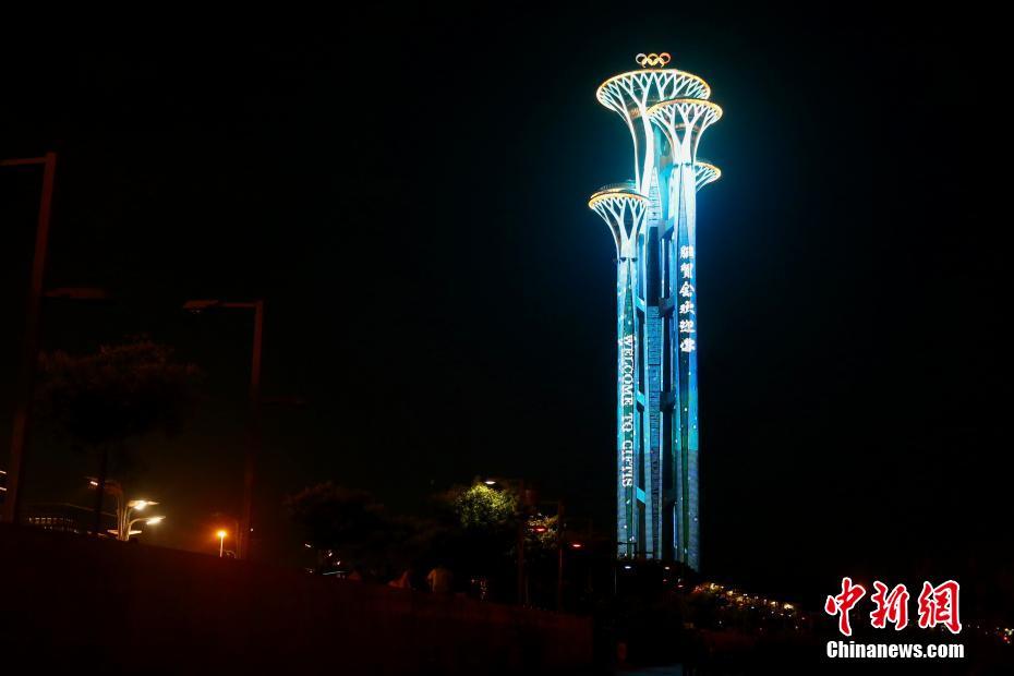 北京奥林匹克塔亮起服贸会主题灯光