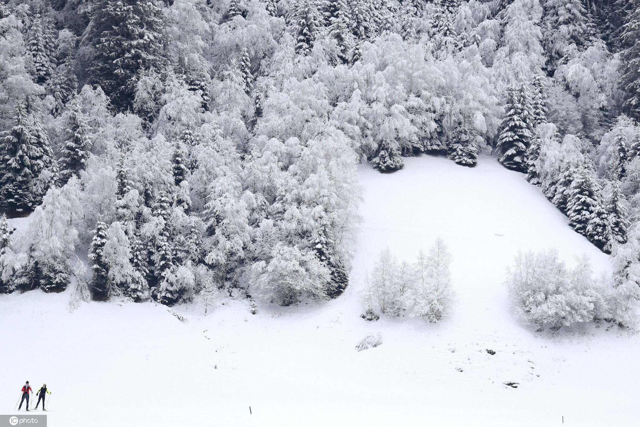 冰封世界美如画 航拍意大利南蒂罗尔山区雪景