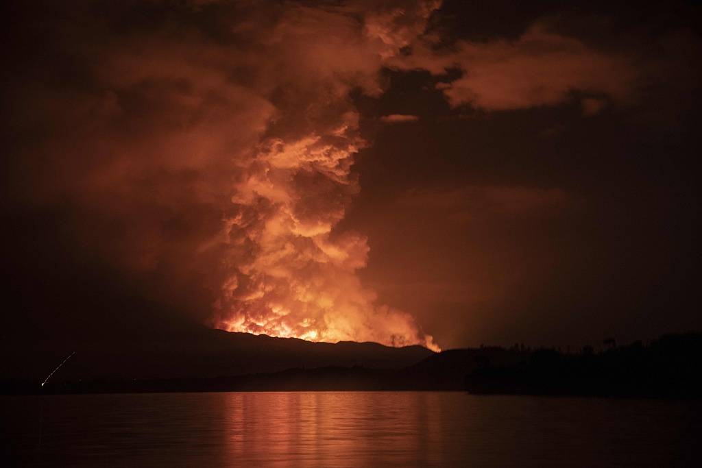 刚果金东北部尼拉贡戈火山喷发民众恐慌逃难