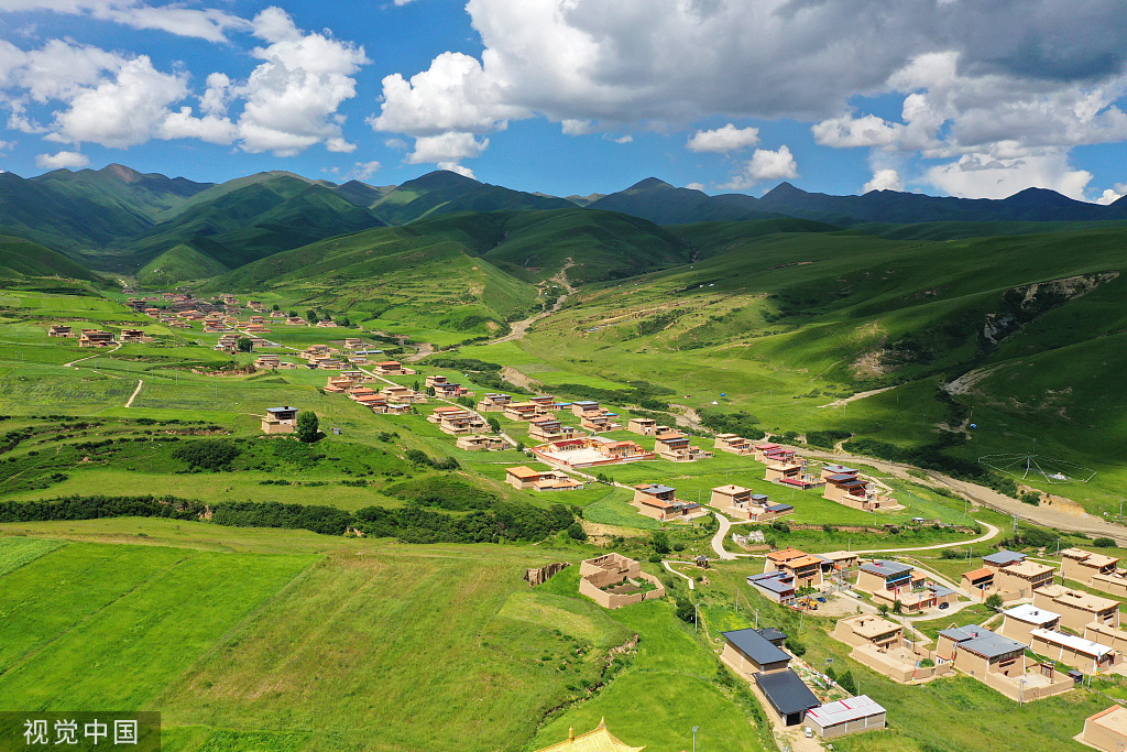 四川阿坝,夏季的阿坝县风光旖旎,青草嘤嘤,鲜花遍地,牛羊成群.