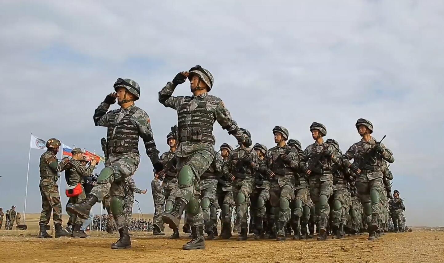 “中部-2019”演习开幕式上接受检阅的解放军部队