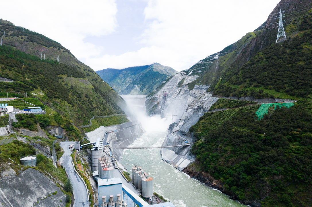 中国已建最高土石坝两河口水电站投产发电