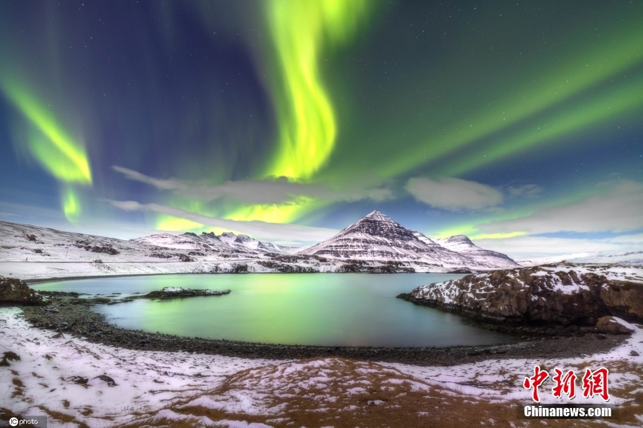 摄影师抓拍冰岛北极光宛若绿色游龙恣意舞动