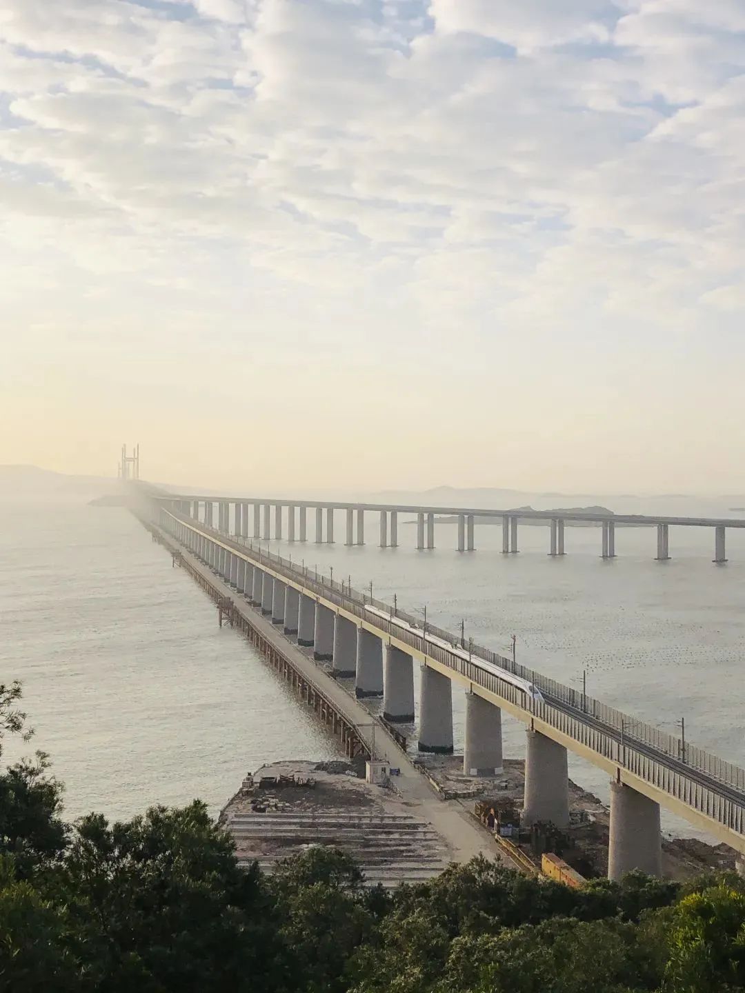 超燃航拍这条跨海铁路首趟动车开跑