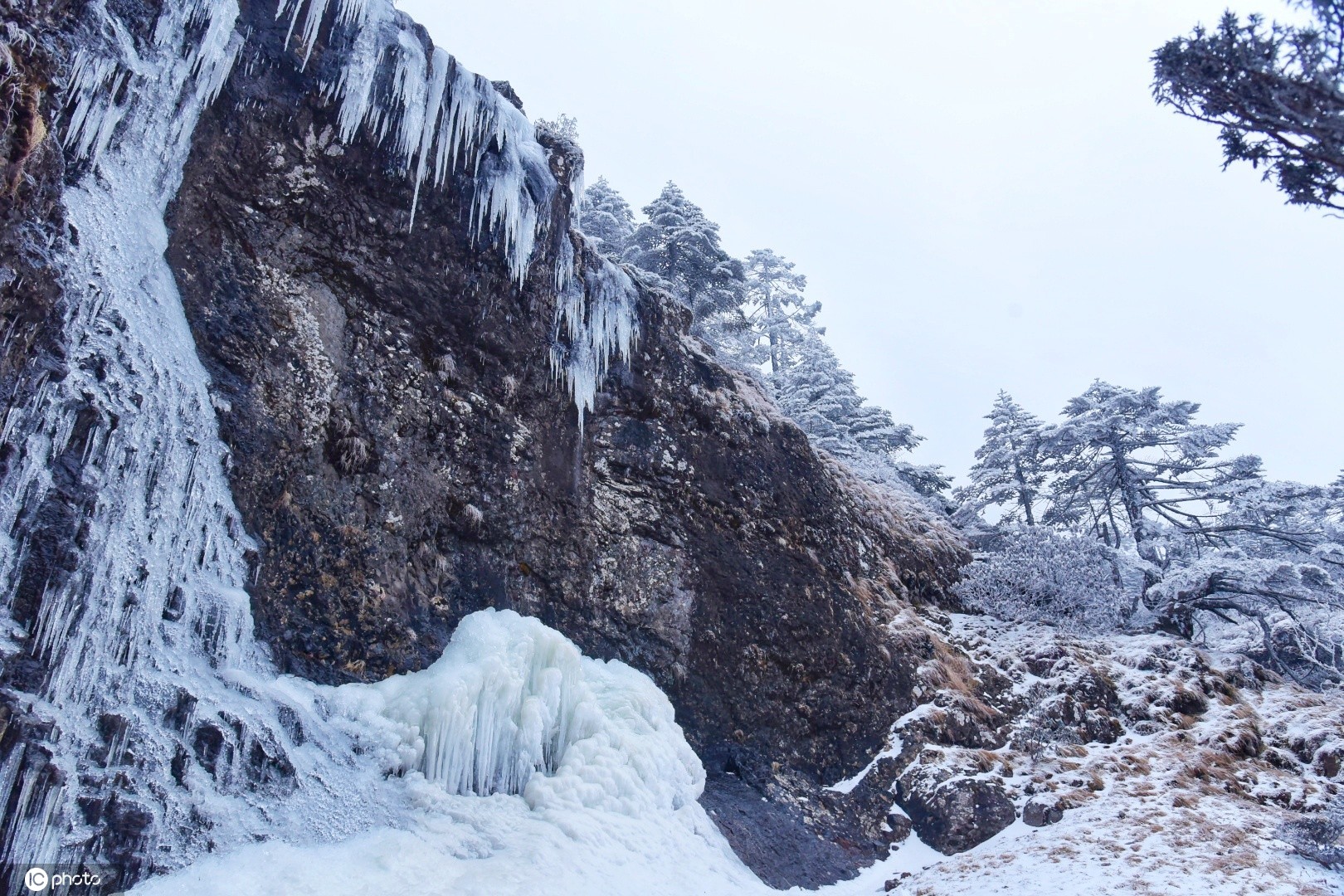 大寒节气 云南昆明禄劝轿子雪山现绝美雪景