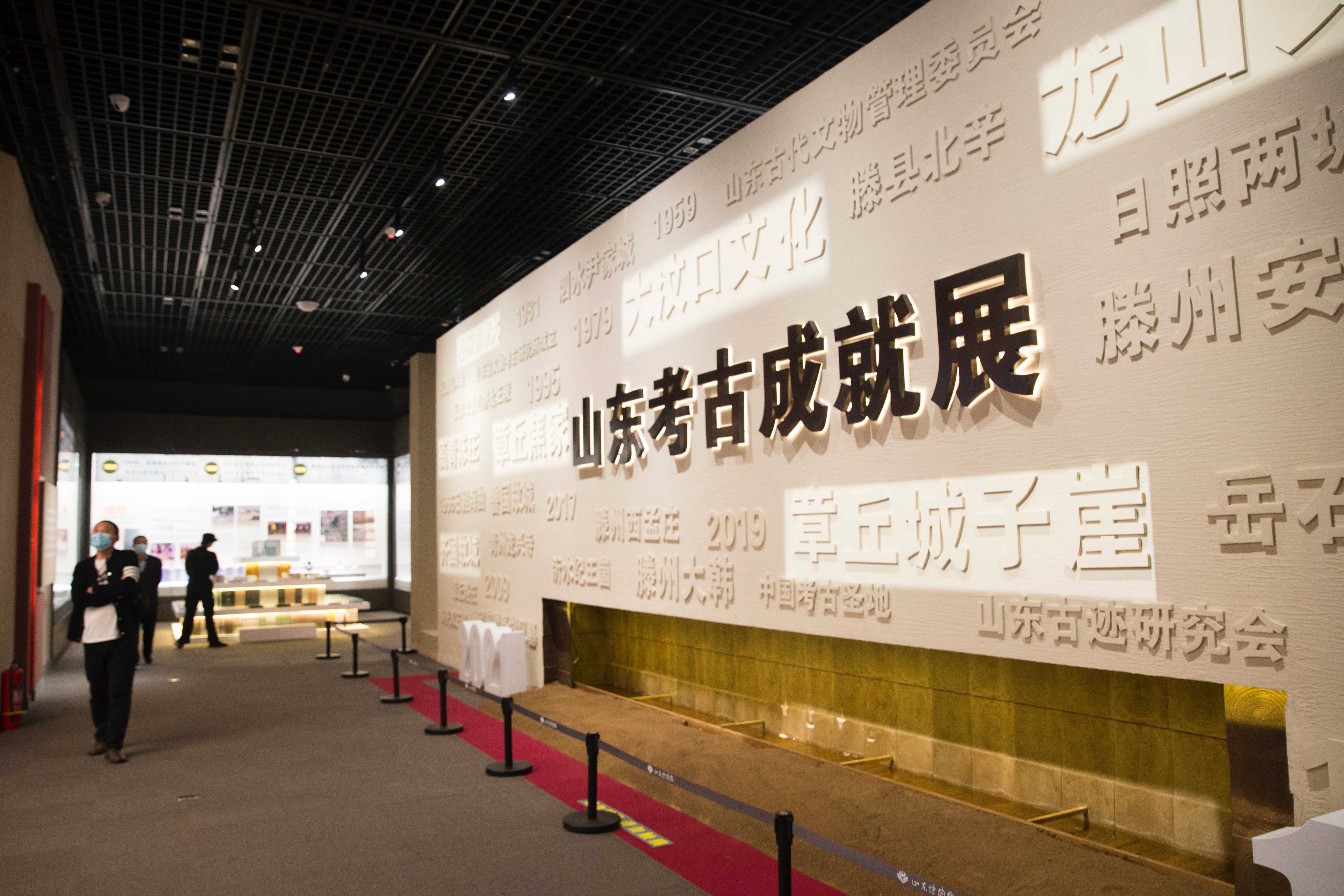 2021年10月27日,山东省济南市,市民在山东博物馆参观"山东考古成就展"
