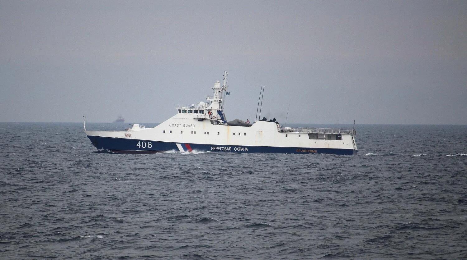 出现在美国海警船附近的俄罗斯联邦安全局巡逻舰