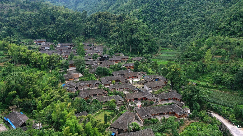 重庆市酉阳土家族苗族自治县苍岭镇石泉古苗寨位于阿蓬江国家湿地公园