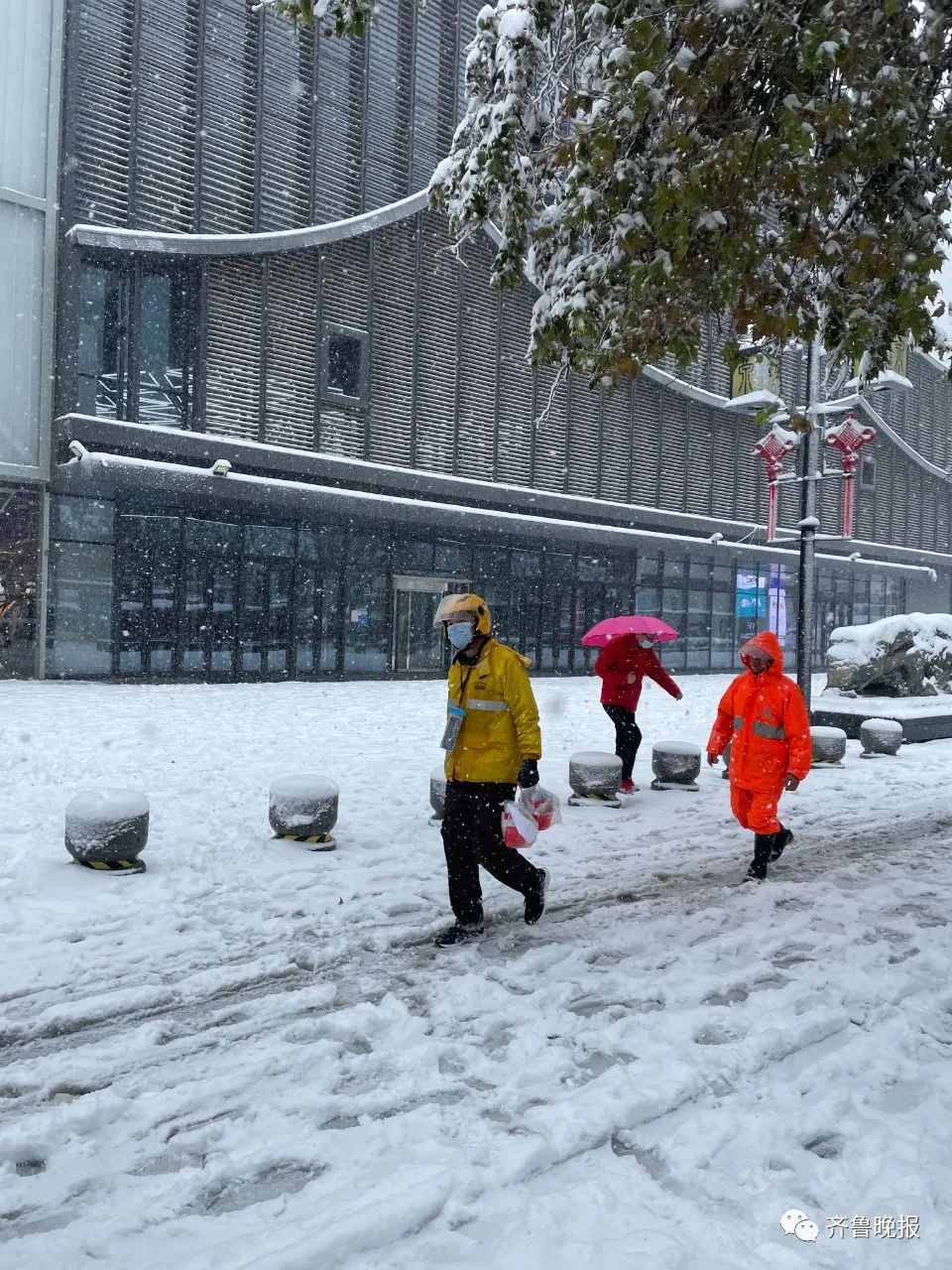 济南已达暴雪绕城高速关闭多路公交停运景区临时闭园外卖小哥走着送餐