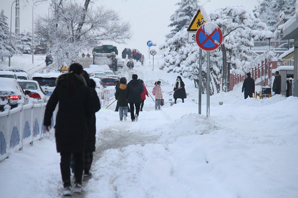 山东威海遭遇暴雪天气市民雪中出行