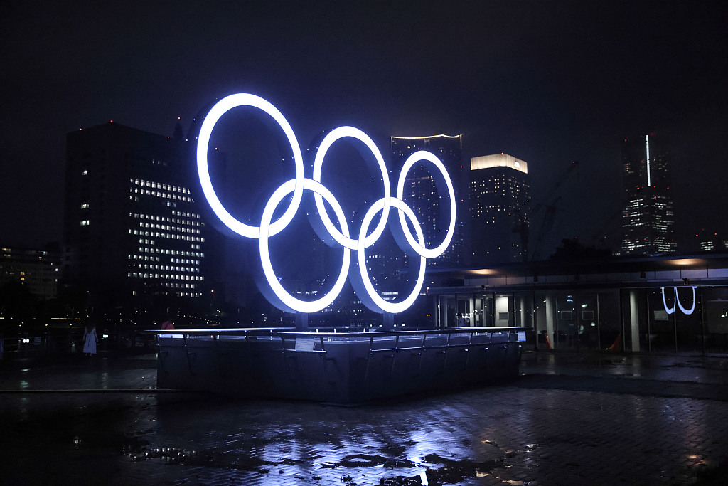 日本横滨港点亮奥运五环标志