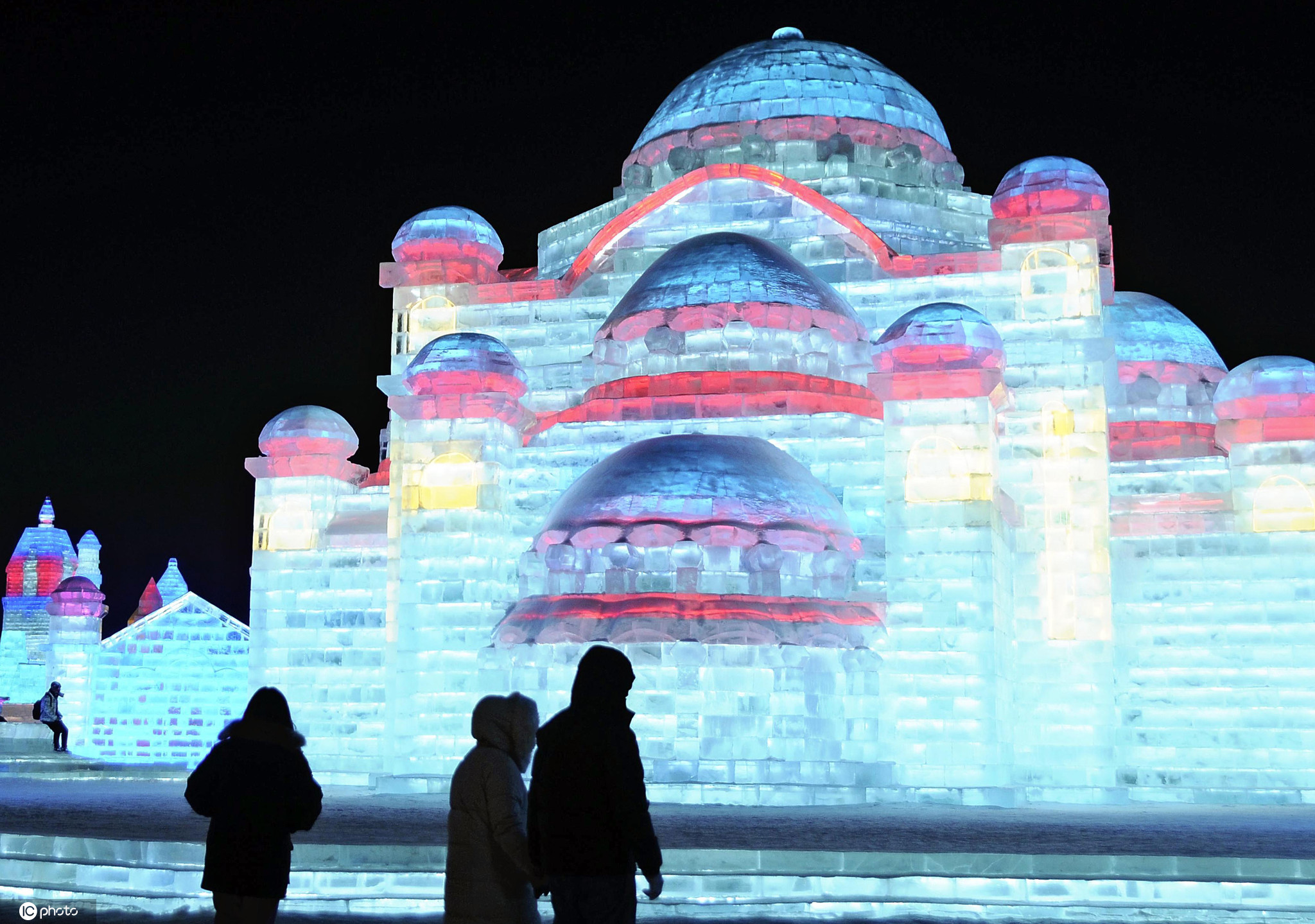 2021年1月15日,黑龙江哈尔滨,哈尔滨国际冰雪节的会场上,冰雕亮灯