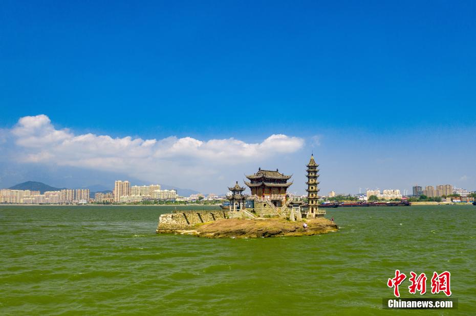 鄱阳湖持续维持较高水位落星墩宛如水中孤岛
