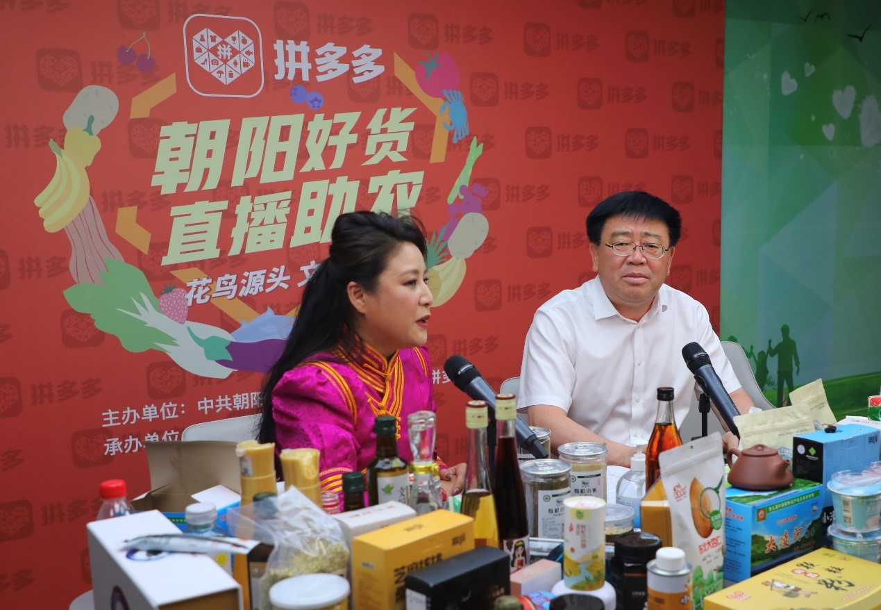 6月29日,辽宁省朝阳市喀左县县长刘敬华(右)参与直播带货活动,向