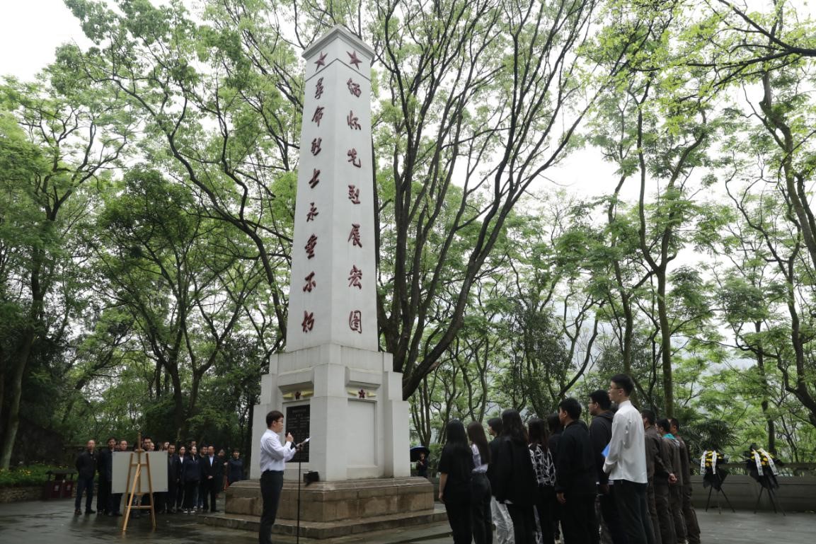 瞻仰烈士陵园铭感红色精神