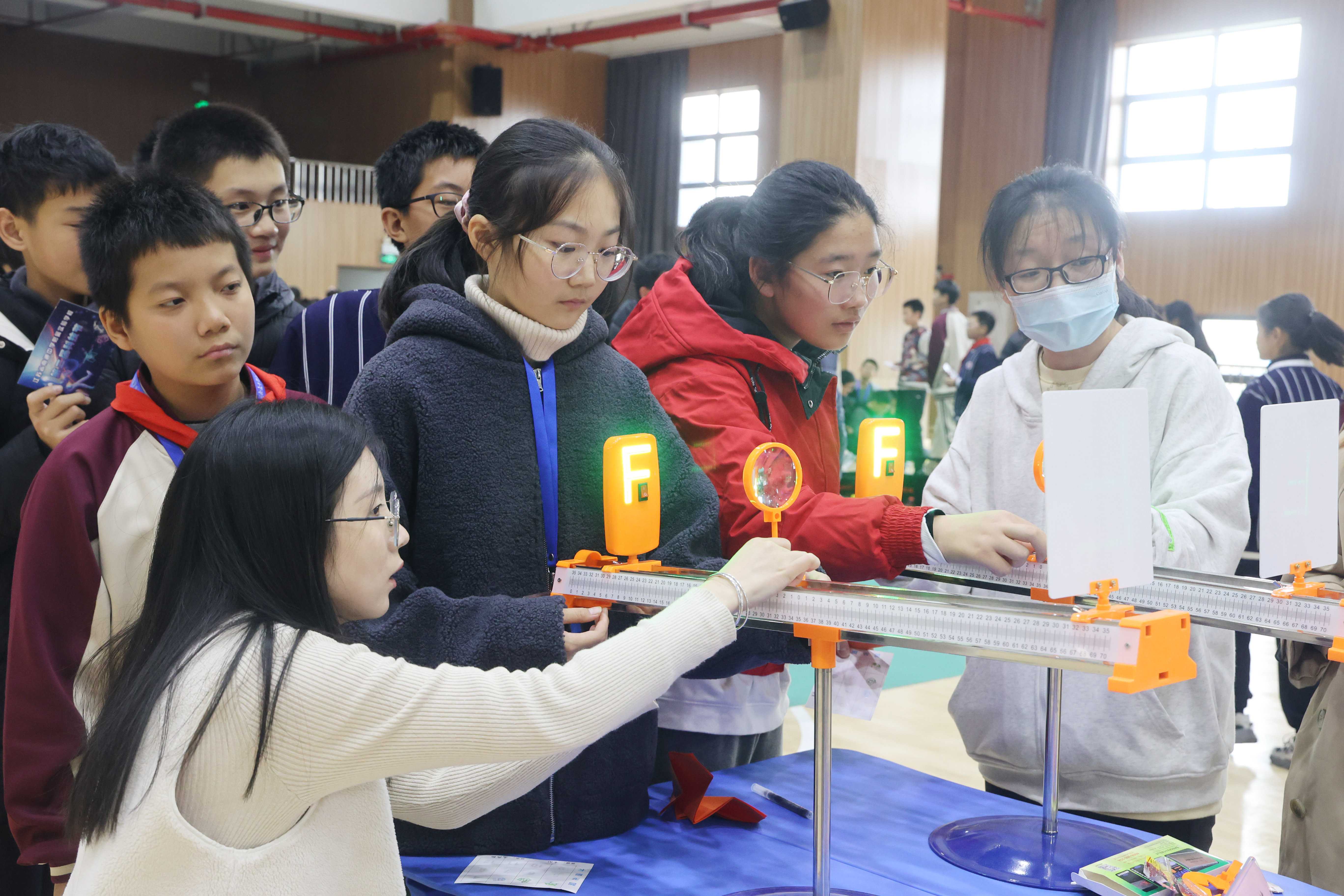 江苏南通:中学生校园科技节精彩纷呈
