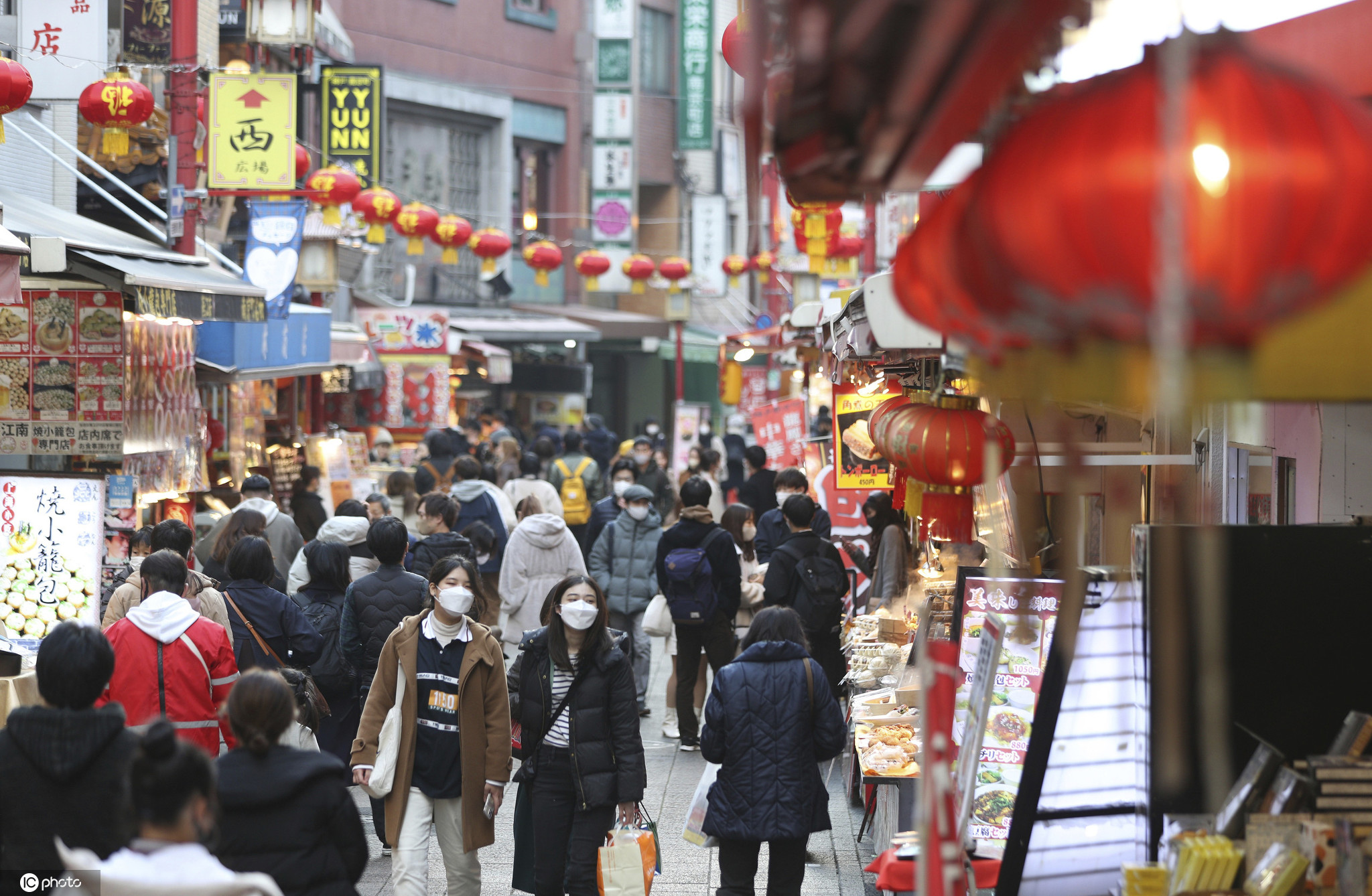 日本神户唐人街灯笼满挂 迎接新年