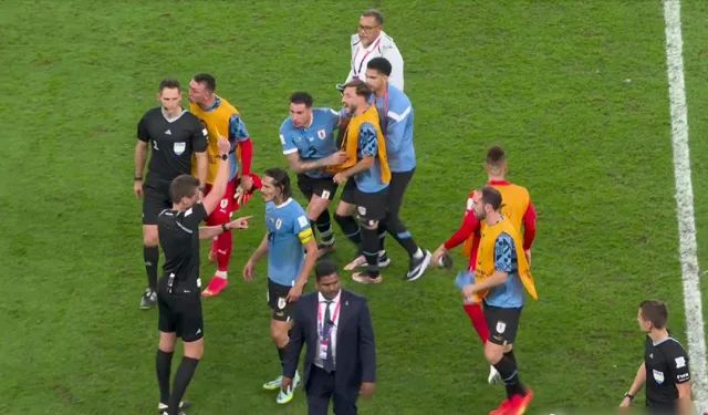 鲁能围攻裁判_乌拉圭球员围攻裁判_乌拉圭足球队参加世界杯最多的球员