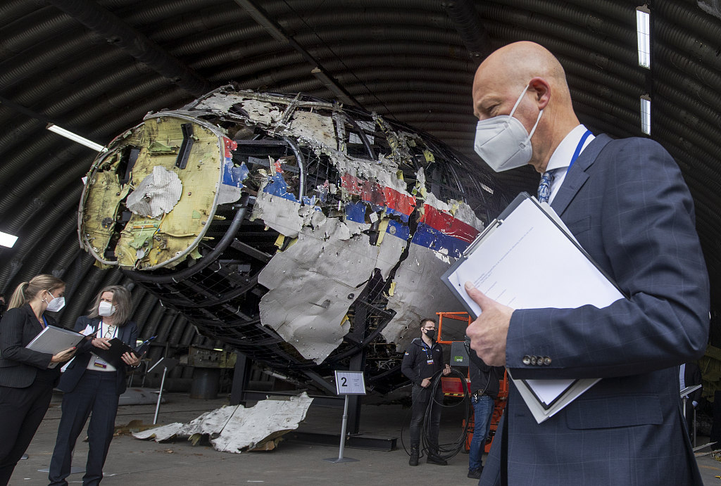 荷兰:法官和律师查看马航mh17客机修复后的残骸