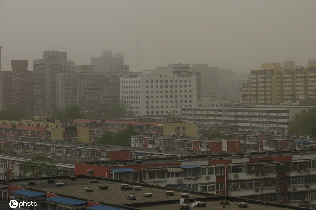 北京出现沙尘天气 同时伴随雨水形成沙尘雨