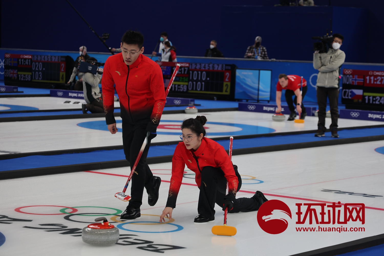 中国冰壶混双组合范苏圆与凌智取得冬奥赛场首场比赛胜利