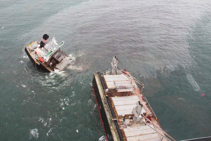 在日本海域搁浅的巴拿马籍货船船身断为两截造成油污泄漏