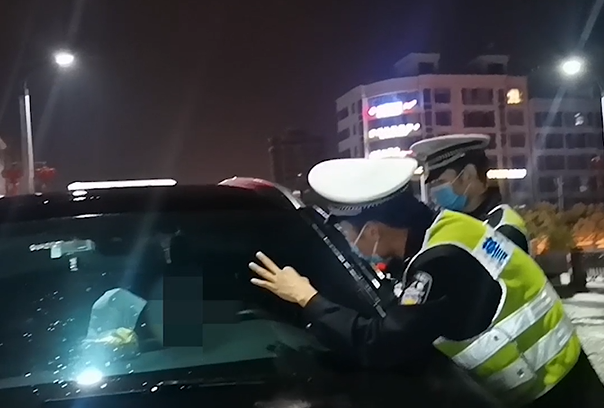 浙江乐清一女子醉驾拒开车门,交警:破窗!