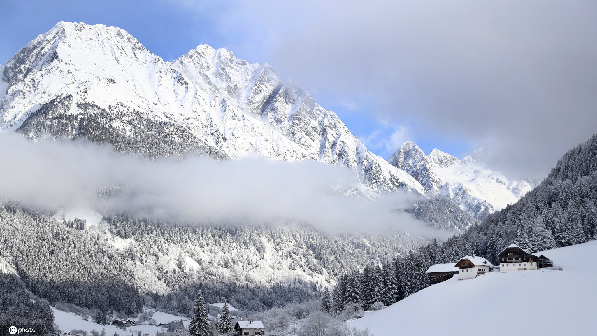 冰封世界美如画 航拍意大利南蒂罗尔山区雪景