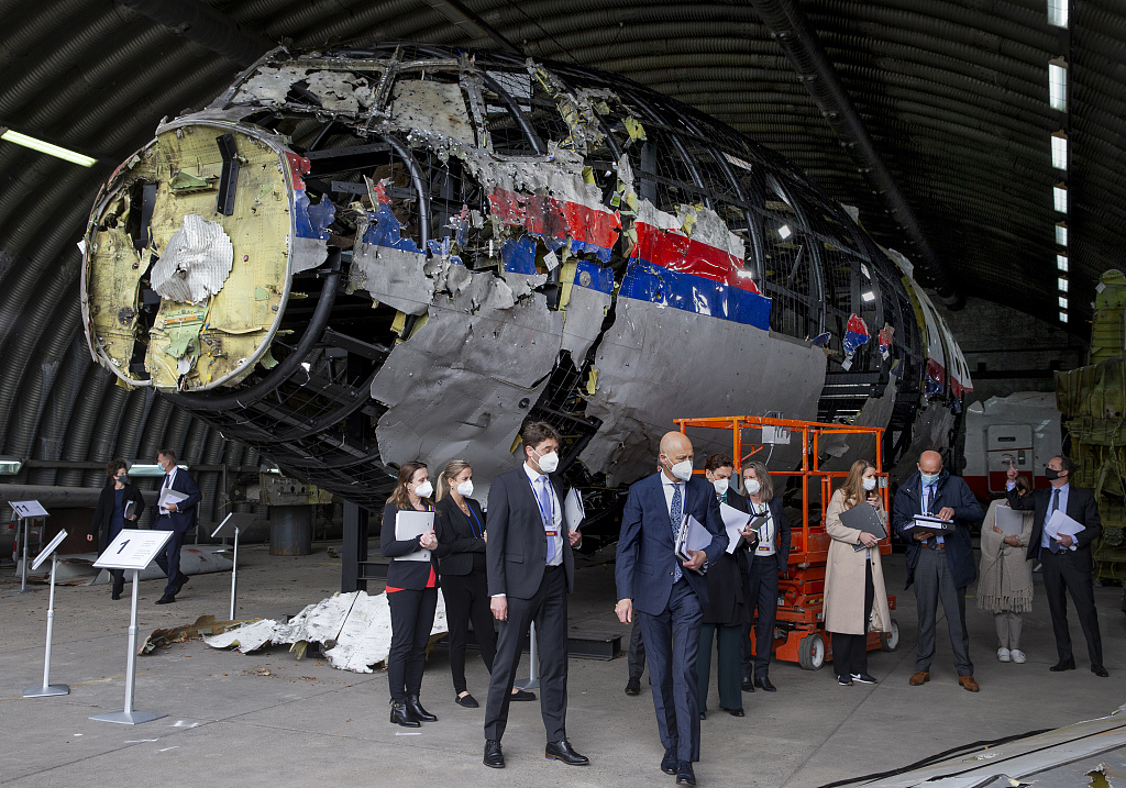 荷兰法官和律师查看马航mh17客机修复后的残骸