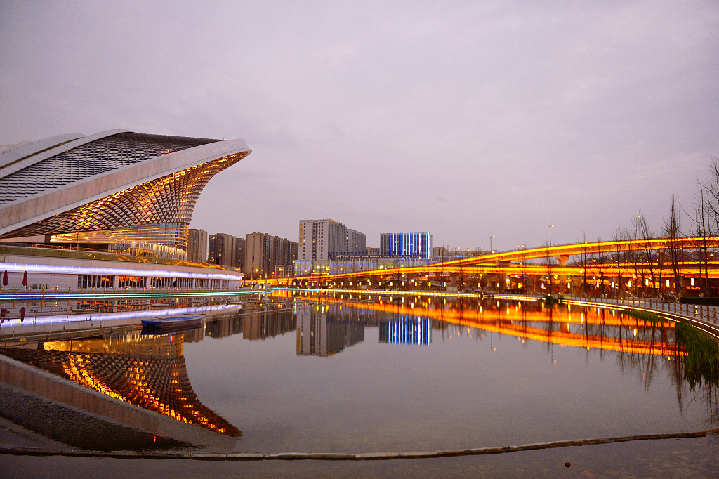 成都:露天音乐公园主场馆夜景迷人