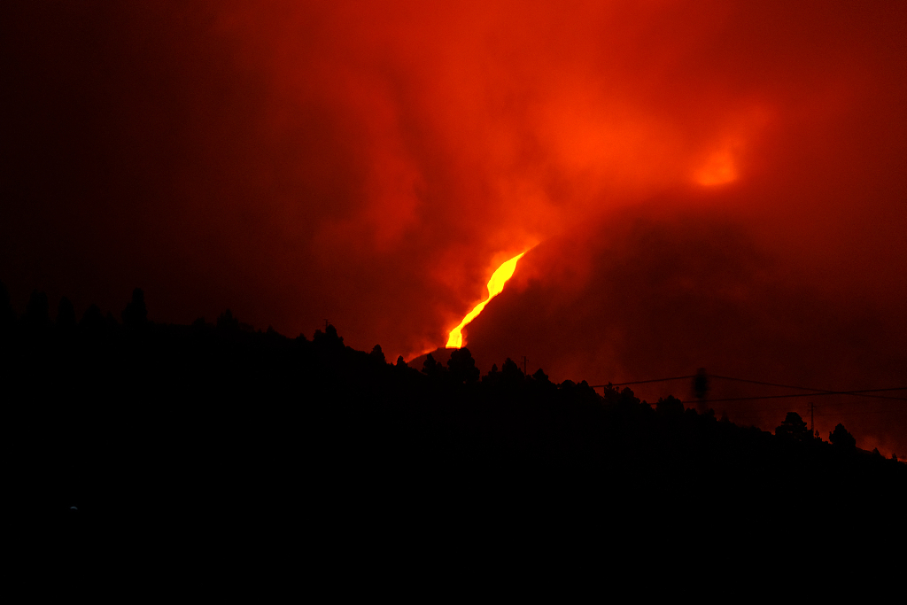 西班牙拉帕尔马岛火山浓烟升腾 高度超过2400米天文
