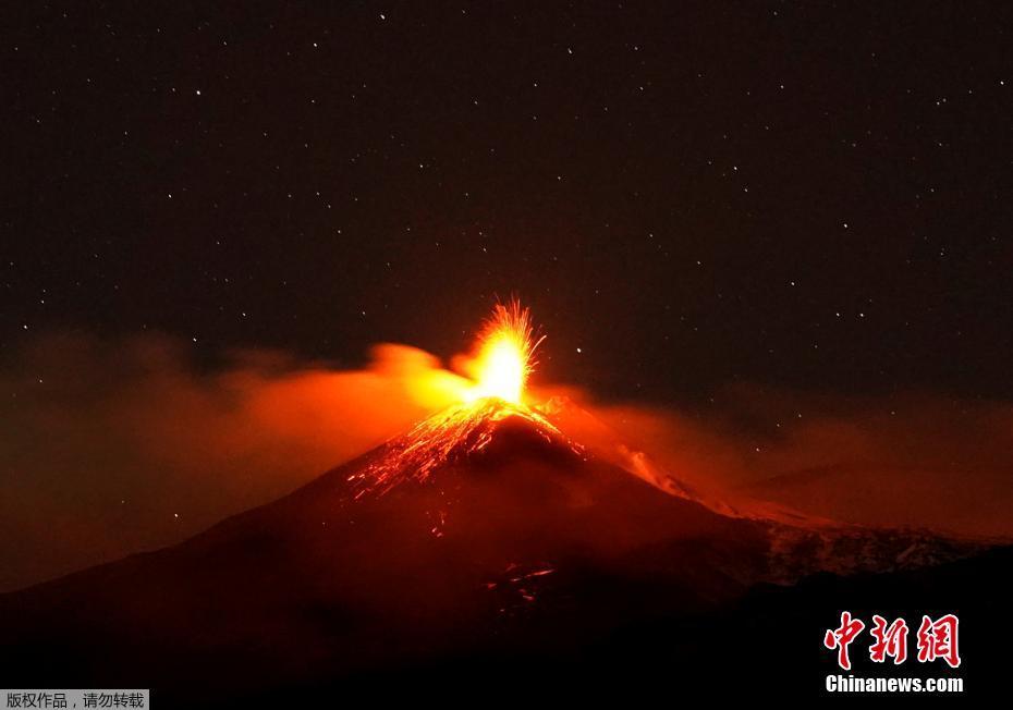 意大利埃特纳火山喷发 红色岩浆迸出