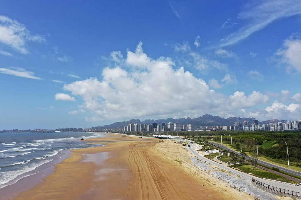 2021年8月5日,山东青岛西海岸新区灵山湾海滨海浪奔涌,重重叠叠,美丽