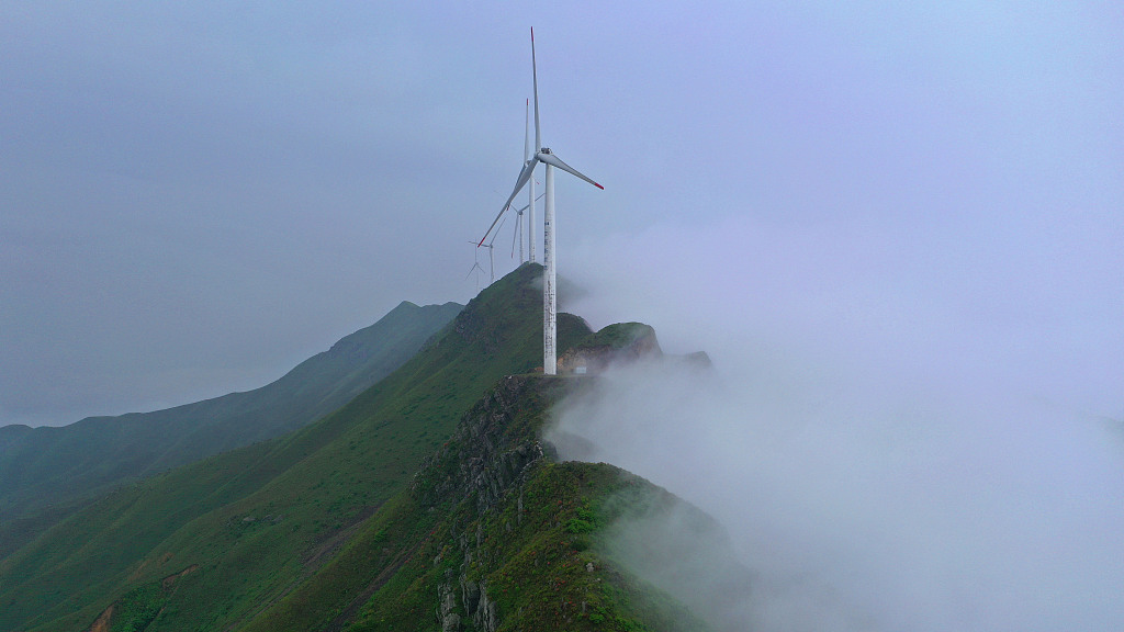 2021年4月18日,在江西省吉安市泰和县水槎乡天湖山景区,雨后出现美丽
