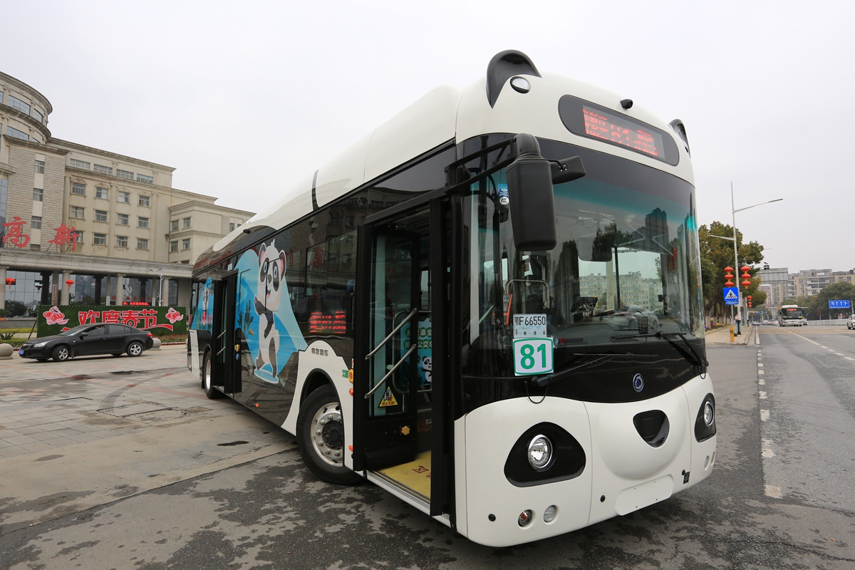 湖北襄阳熊猫智能公交车上路 乘客"刷手"乘车