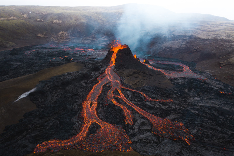 大意了冰岛摄影师误把无人机飞入火山口机腹受损他却说值