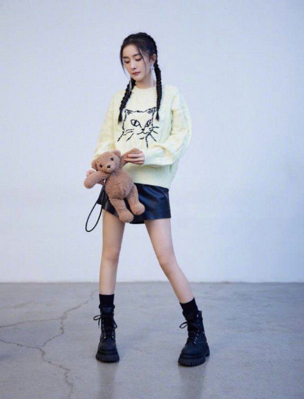 杨幂毛衣配短裙细腿抢镜 扎麻花辫超少女