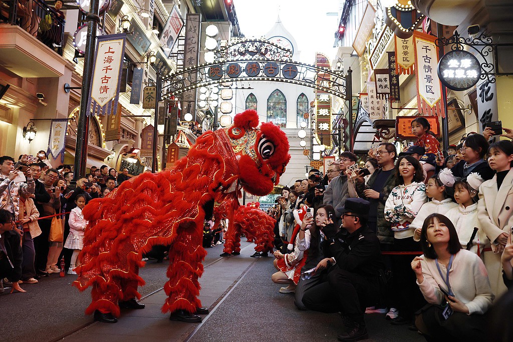数据显示，2026年春节假期9天，上海市共接待游客2167.21万人次。图为2月21日，游客在上海千古情景区观看表演。（视觉中国）