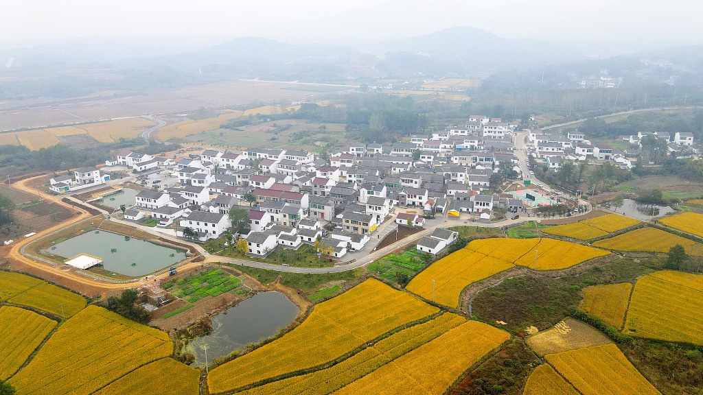 图片来源:视觉中国1月6日,江苏省句容市下蜀镇,乡村公路连接山林村庄