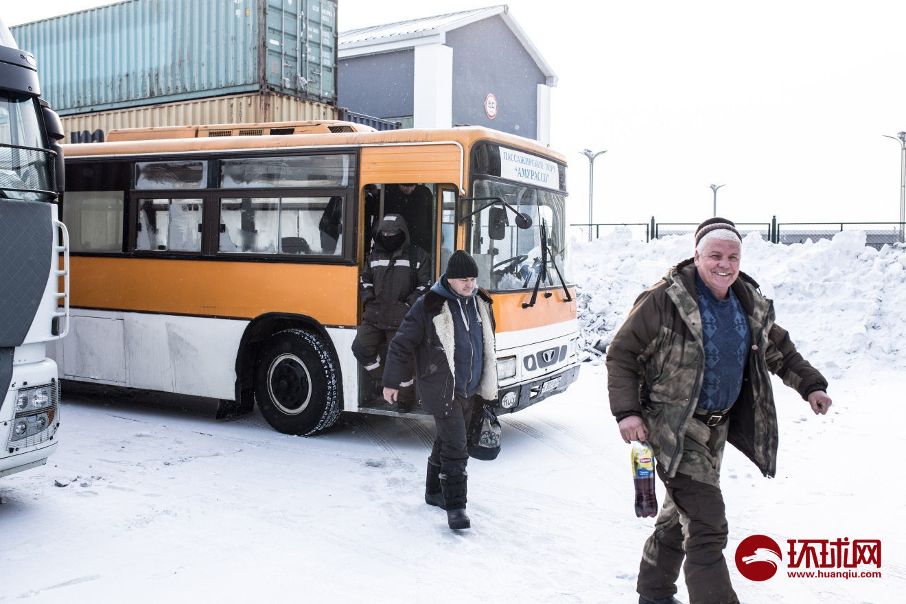 19名俄方司机正步入入境大厅（拍摄：单劼）