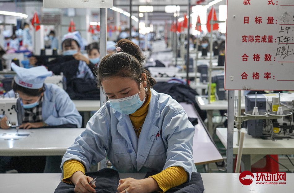 庫車石榴籽服飾公司的生產車間內，女工在工作（楊若愚/攝）