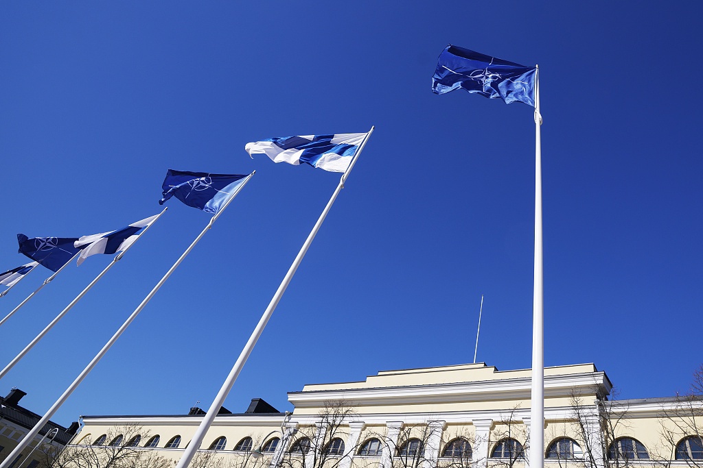 资料图：2023年4月4日，北约和芬兰的旗帜在芬兰赫尔辛基内政部大楼上空飘扬。