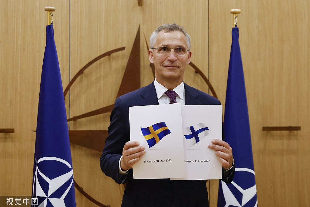 资料图：北约秘书长斯托尔滕贝格展示瑞典和芬兰申请加入北约的文件。