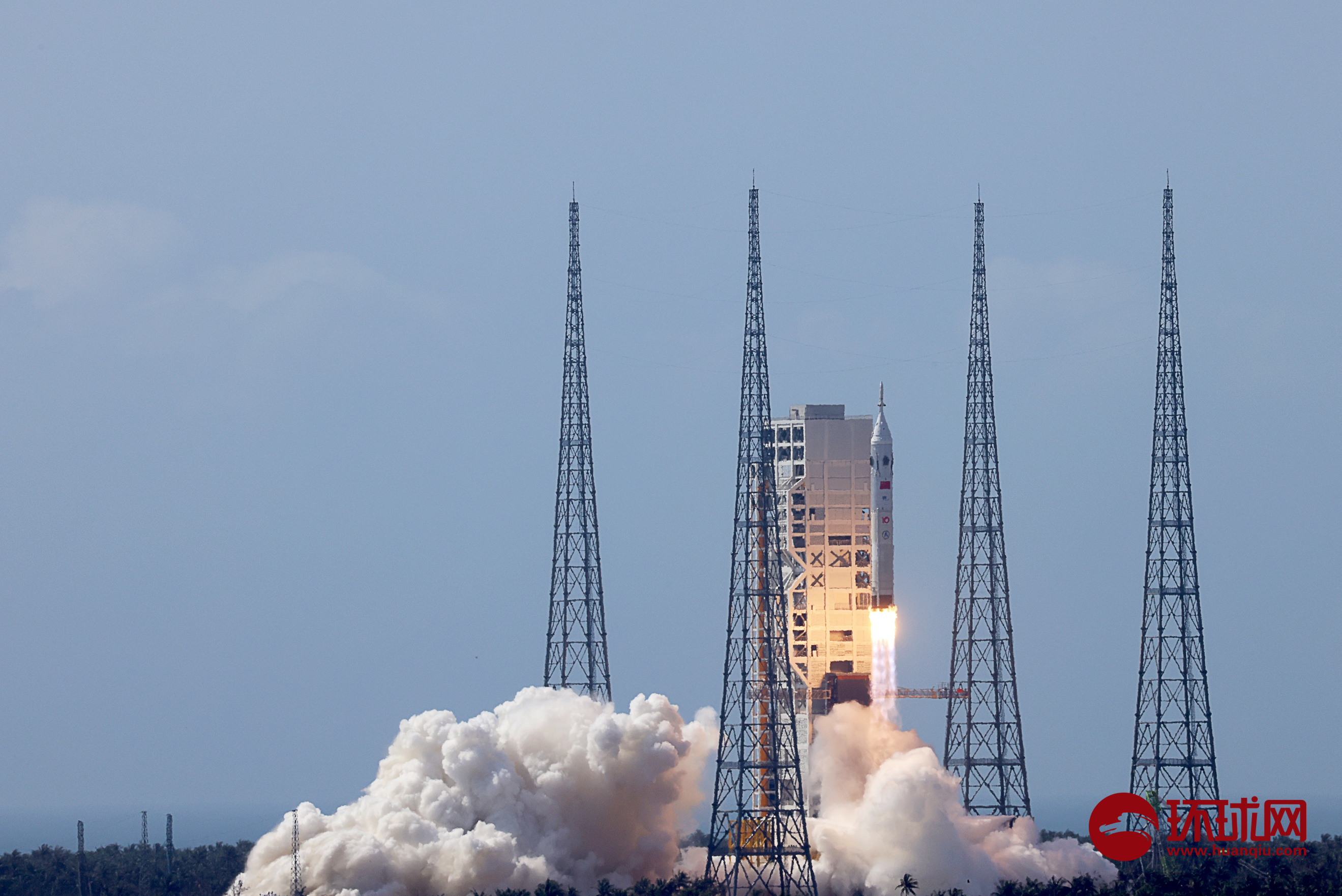 11时00分,地面试验指挥中心下达点火指令,火箭点火升空 拍摄:樊巍