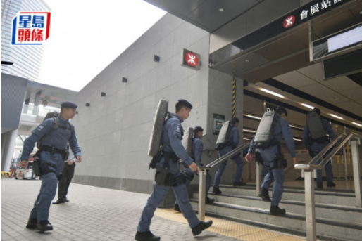 香港警方反恐特勤队在港铁会展站巡逻(图片来源:港媒)