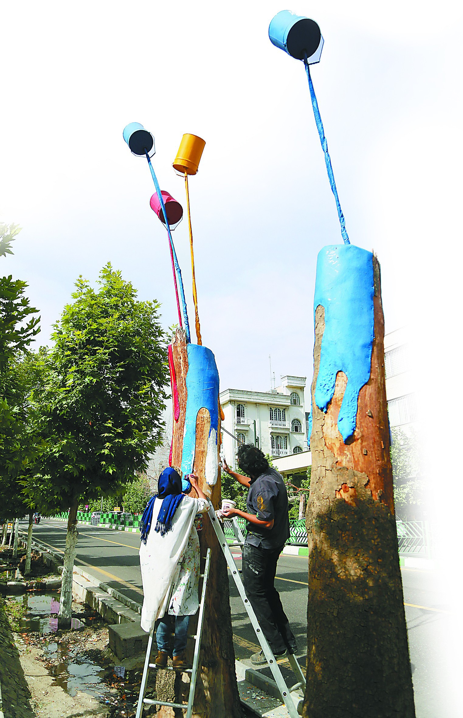 伊朗艺术家将瓦利亚斯街死去的树干变成艺术品.(ic photo)