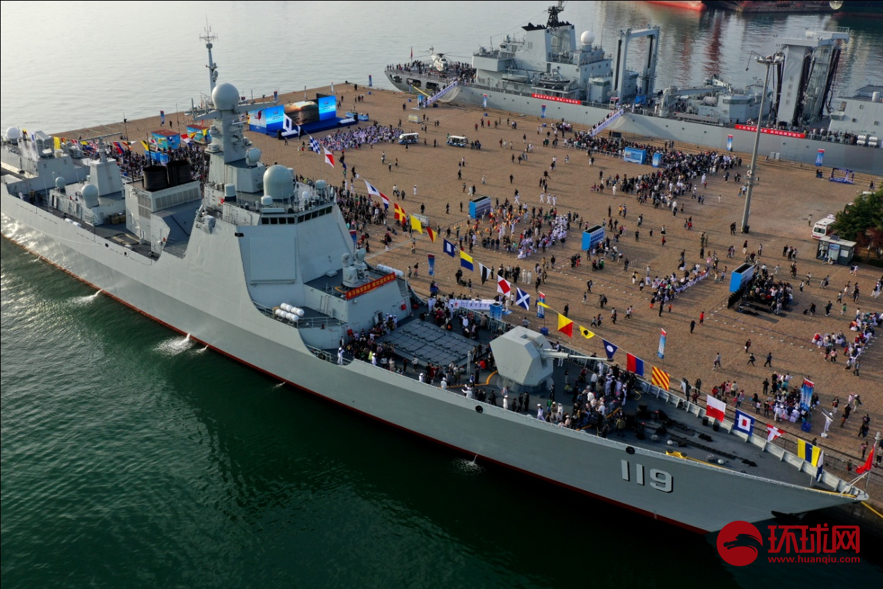 海军部队组织军营开放活动,贵阳舰上的"兼职"讲解员是舰长